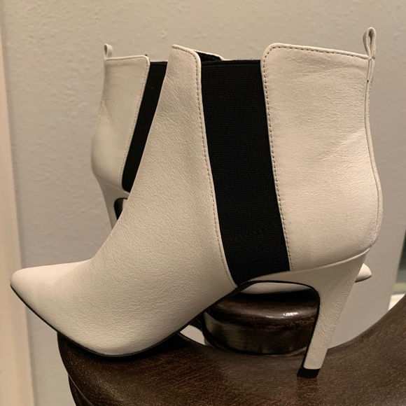 Boot Clearance‼️ Winter White Booties - Picture 3 of 5